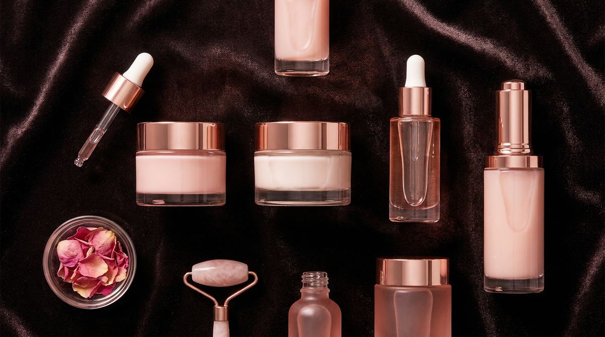 Collezione skincare su velluto scuro